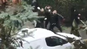 İstanbul’da çocuklar araçlara kartopu fırlattı: Taksici peşlerinden koştu