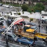 İstanbul’da ekskavatörün çarptığı tabela otomobillerin üzerine devrildi