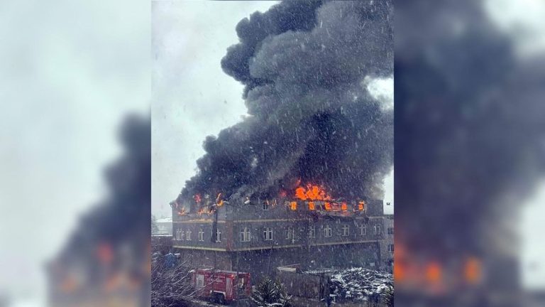 İstanbul’da fabrika yangını: Gökyüzü siyaha büründü