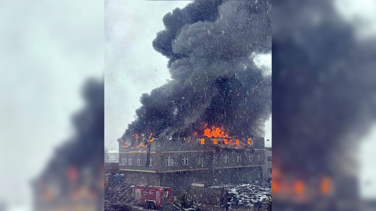 İstanbul’da fabrika yangını: Gökyüzü siyaha büründü