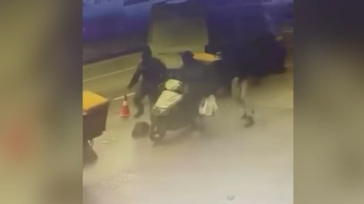 İstanbul’da film gibi kovalamaca: Polis, kuryenin motoruyla şüpheliyi yakaladı