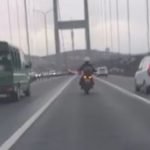 İstanbul’da fırtınada köprüyü geçmeye çalışan motosikletlilere diğer araçlar kalkan oldu