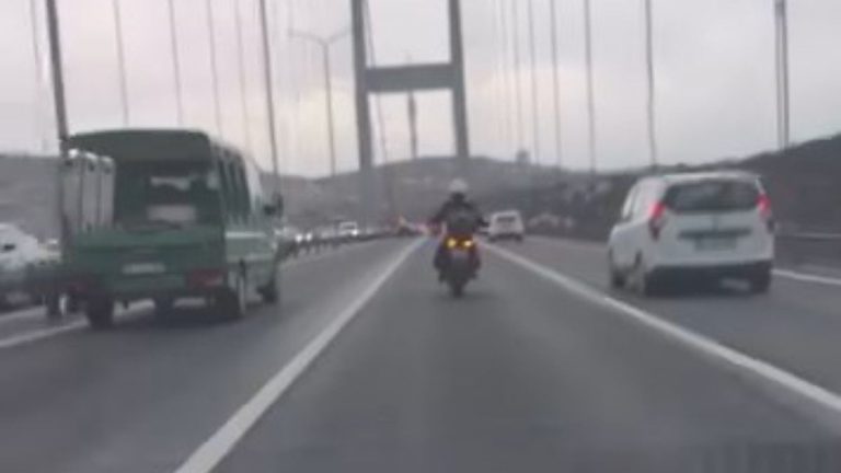 İstanbul’da fırtınada köprüyü geçmeye çalışan motosikletlilere diğer araçlar kalkan oldu