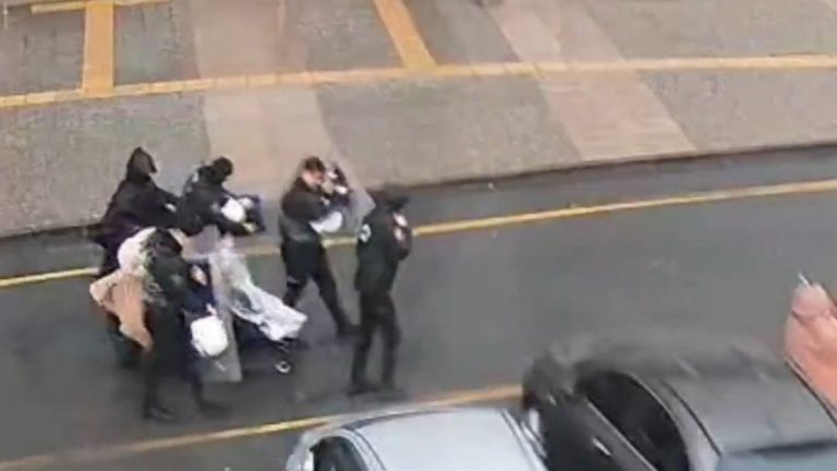 İstanbul’da fırtınaya takılan anne ve bebeğine polis siper oldu