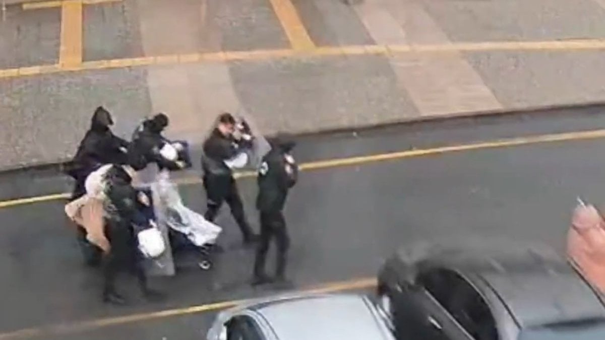 İstanbul’da fırtınaya takılan anne ve bebeğine polis siper oldu