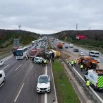 İstanbul’da hafriyat kamyonu yan yattı: Trafik yoğunluğu oluştu