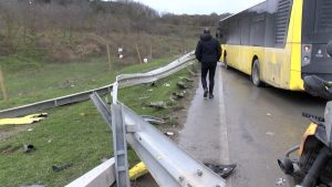 İstanbul’da İETT otobüsü bariyerlere çarptı