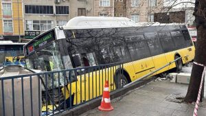İstanbul’da İETT otobüsü kaza yaptı
