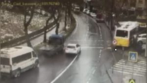 İstanbul’da İETT otobüsünün otoparka daldığı kaza kamerada