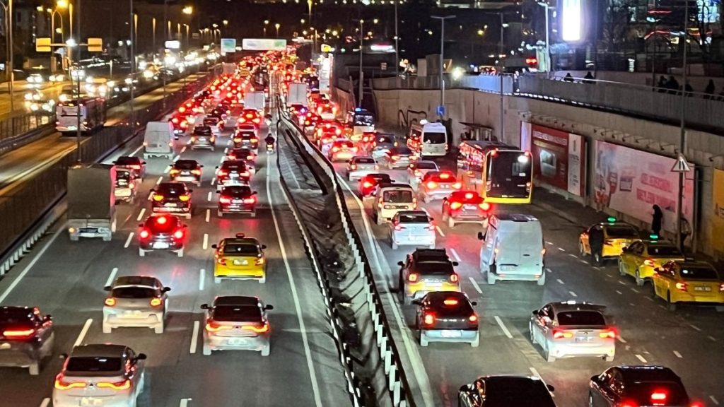 İstanbul’da iş çıkış saatlerinde trafik yoğunluğu yüzde 83’e kadar çıktı