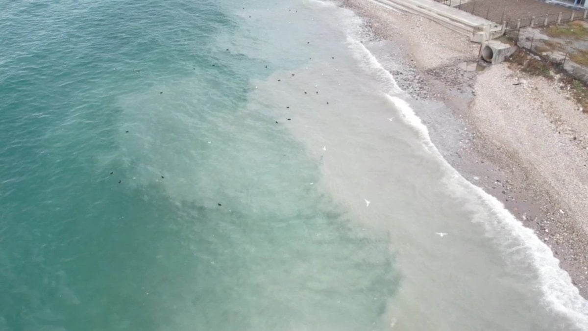 İstanbul’da İSKİ’nin arıtma tesisinden bırakılan suyla denizin rengi değişti