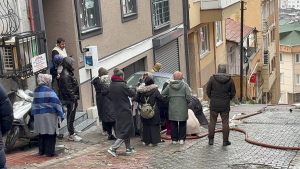 İstanbul’da itfaiye ekiplerinin dar sokakla imtihanı