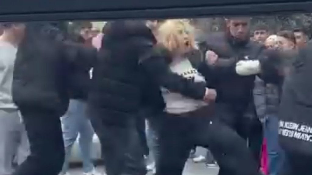 İstanbul’da kadınların saç saça kavgası kamerada