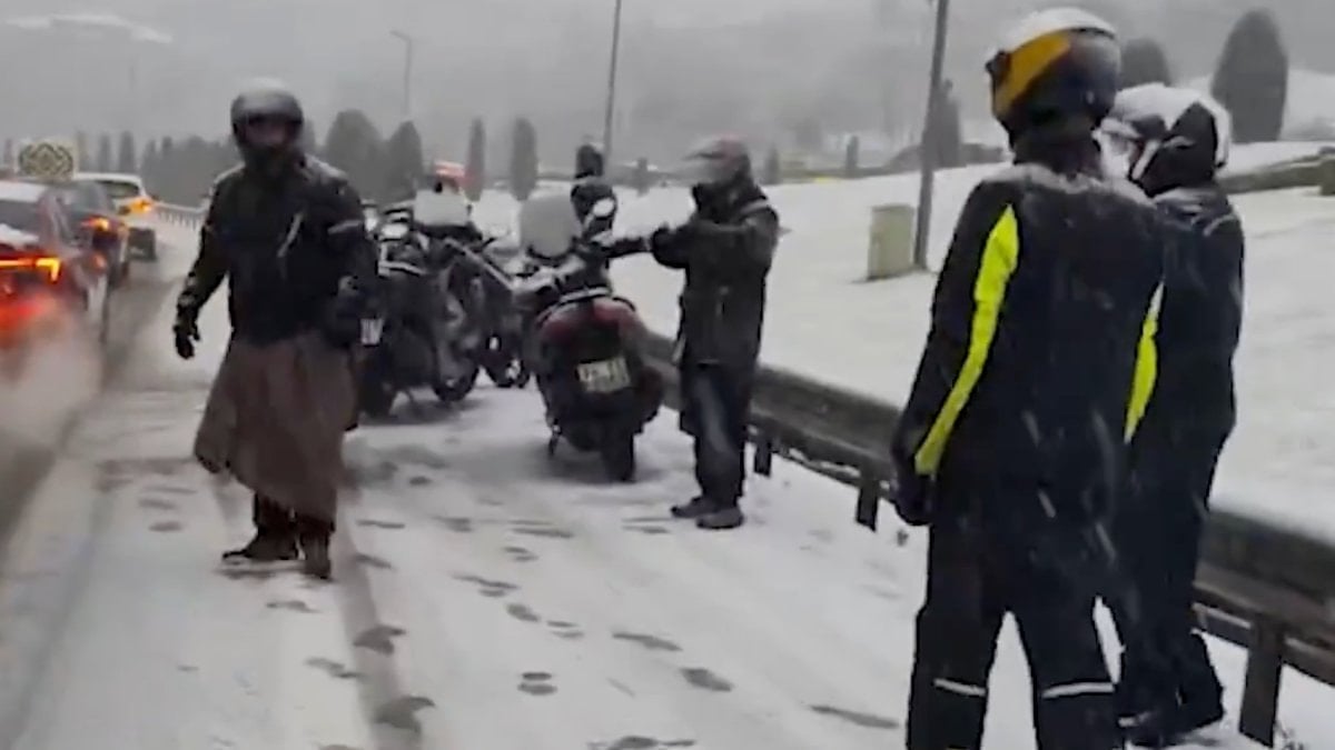 İstanbul’da kar yağışı trafiği felç etti: Motorcular yolda kaldı