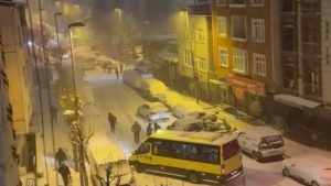 İstanbul’da kar yağışıyla birlikte işe gidenlerin zor anları
