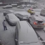 İstanbul’da karlı yolda kayıp 5 araca çarptı: Motokurye ölümden dönerken taksici alkollü çıktı