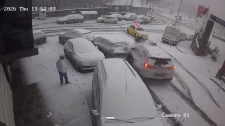 İstanbul’da karlı yolda kayıp 5 araca çarptı: Motokurye ölümden dönerken taksici alkollü çıktı