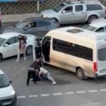 İstanbul’da kırmızı ışıkta yol verme kavgası kamerada