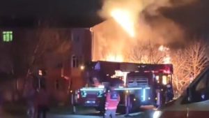 İstanbul’da kömürlükte başlayan yangın binaya sıçradı