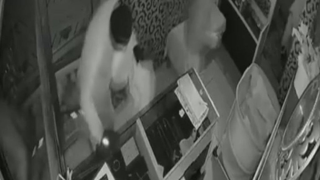 İstanbul’da kuyumcu soygunu kamerada: 40 saniyede 1.5 milyon liralık altın çaldılar