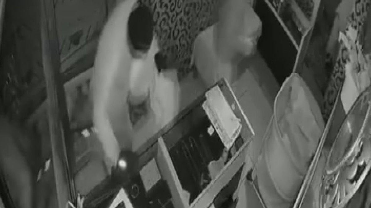 İstanbul’da kuyumcu soygunu kamerada: 40 saniyede 1.5 milyon liralık altın çaldılar