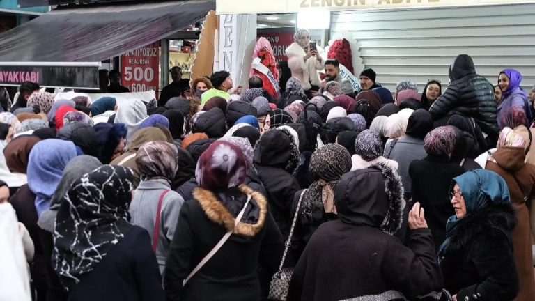 İstanbul’da mağaza açılışında indirim çılgınlığı