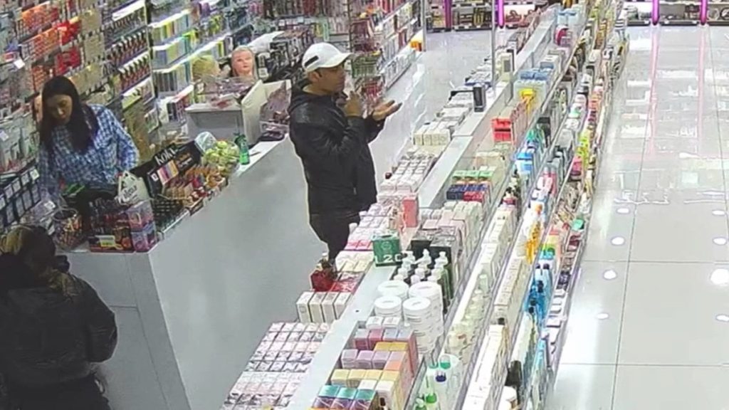 İstanbul’da mağazada ‘tırnakçılık’ yaparken yakalandı: Ürün çalıp kaçtı