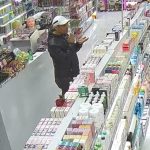 İstanbul’da mağazada ‘tırnakçılık’ yaparken yakalandı: Ürün çalıp kaçtı