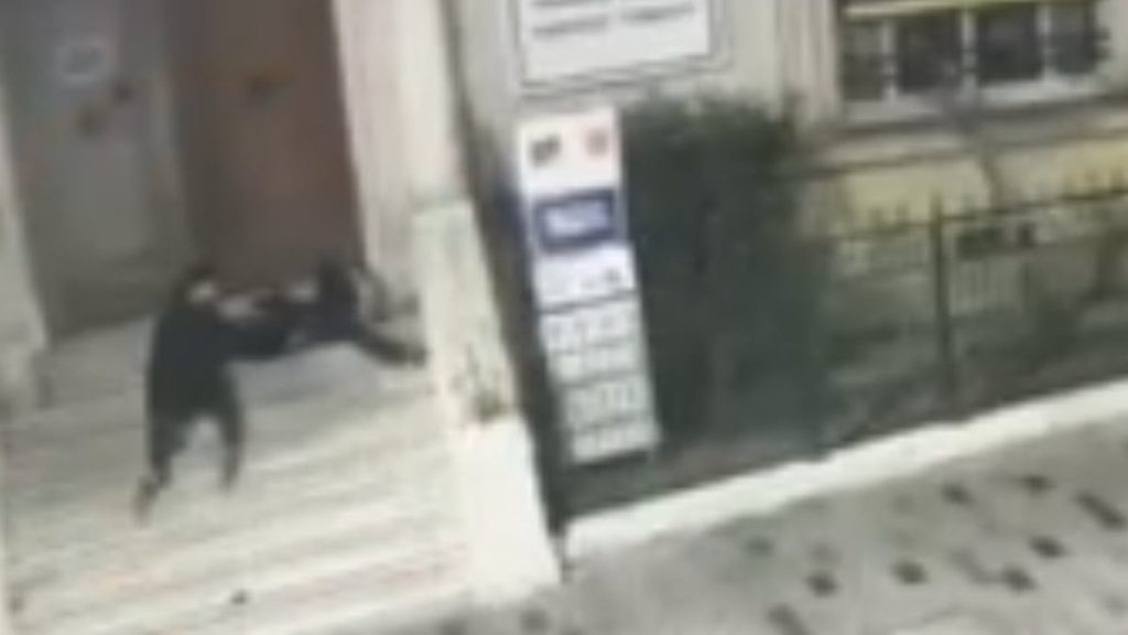 İstanbul’da merdivende uyuyan kişinin telefonunu çaldı: Tutuklandı