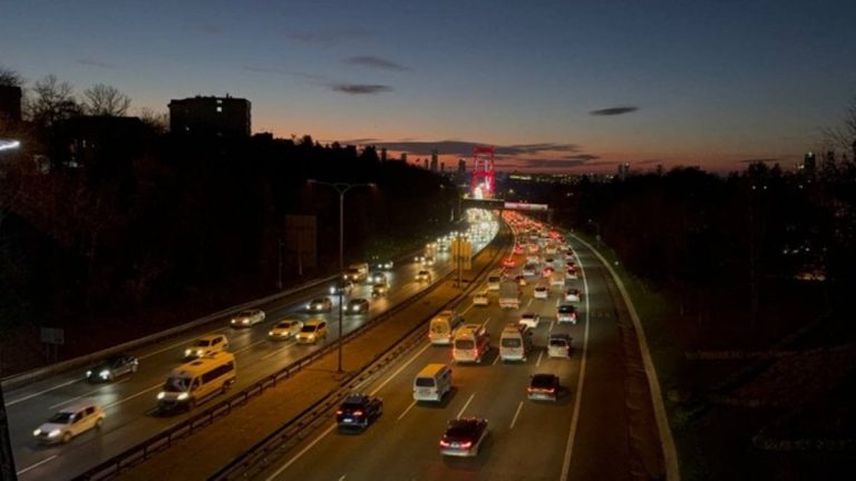 İstanbul’da mesai bitti, trafik çilesi başladı