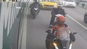 İstanbul’da metrobüs, lodos sırasında köprüden geçmeye çalışan motosikletlilere siper oldu