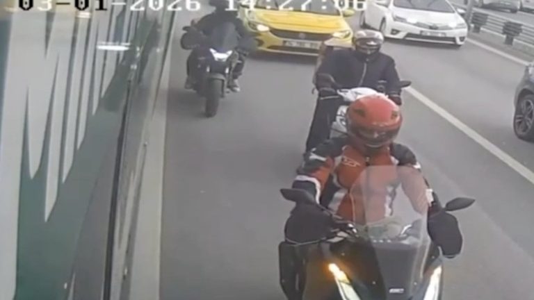 İstanbul’da metrobüs, lodos sırasında köprüden geçmeye çalışan motosikletlilere siper oldu