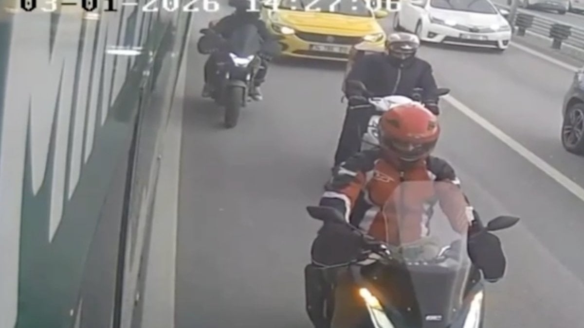 İstanbul’da metrobüs, lodos sırasında köprüden geçmeye çalışan motosikletlilere siper oldu