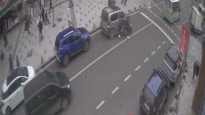 İstanbul’da ön kaldıran motosikletli kaza yaptı