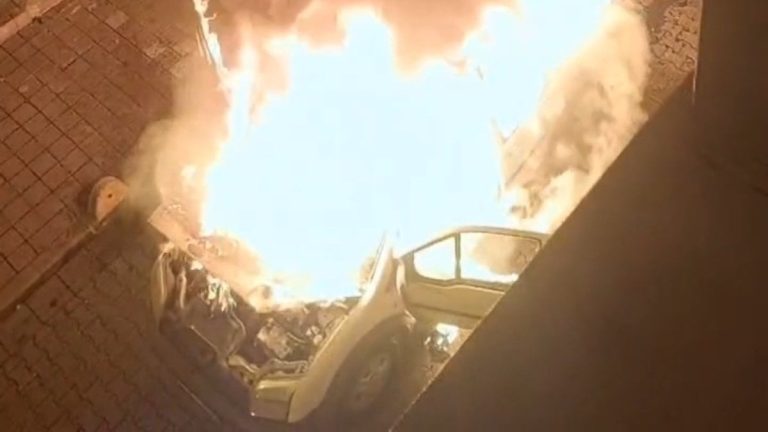 İstanbul’da park halindeki araç alev aldı