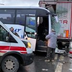 İstanbul’da park halindeki tıra çarpan midibüste 13 kişi yaralandı