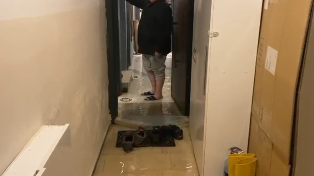 İstanbul’da sağanak yağışta ev ve iş yerlerini su bastı