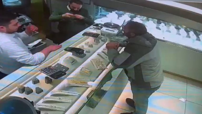İstanbul’da sahte altın kolyeyle kuyumcuyu dolandırdı: Gerçek eritilince öğrenildi