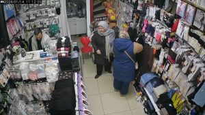 İstanbul’da sahte dövizle alışveriş yapmaya çalışan 2 kadını iş yerinden kovdu