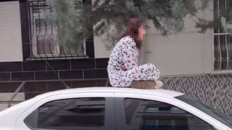 İstanbul’da sinir krizi geçiren kadın otomobil üzerinde zıpladı