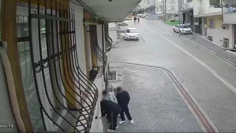 İstanbul’da sokakta buldukları çantadan para aldılar: Sosyal medyada görünce iade ettiler