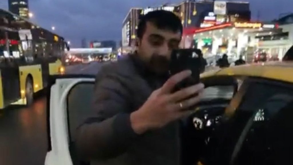 İstanbul’da taksi şoförü aralarında engellilerin de bulunduğu aileyi araçtan indirdi