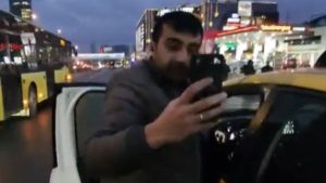 İstanbul’da taksi şoförü aralarında engellilerin de bulunduğu aileyi araçtan indirdi