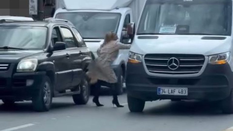 İstanbul’da topuklu ayakkabısıyla aracından inip servistekilere saldırdı