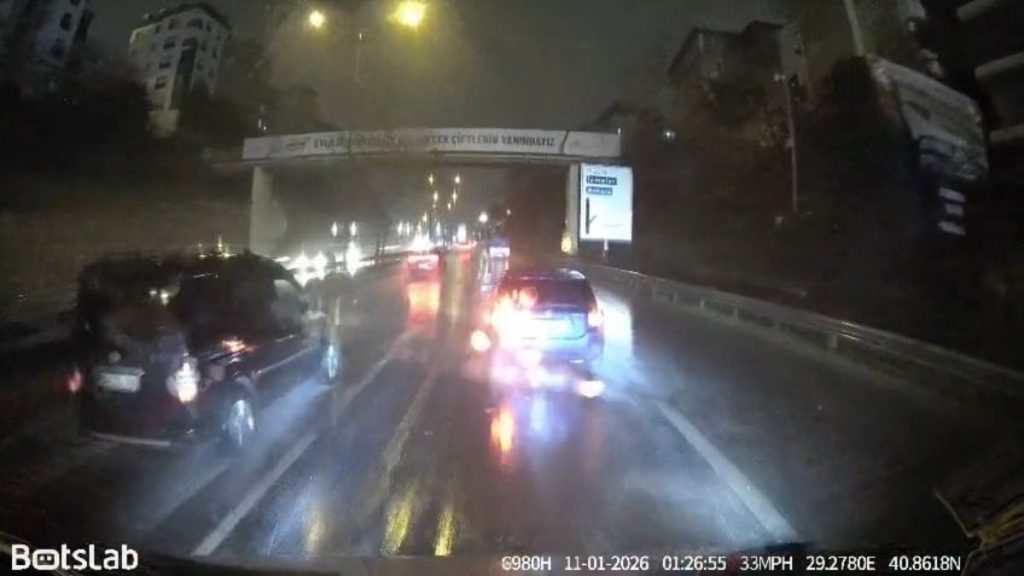 İstanbul’da trafikte tatıştığı servis şoförünün aracının camını yumrukladı