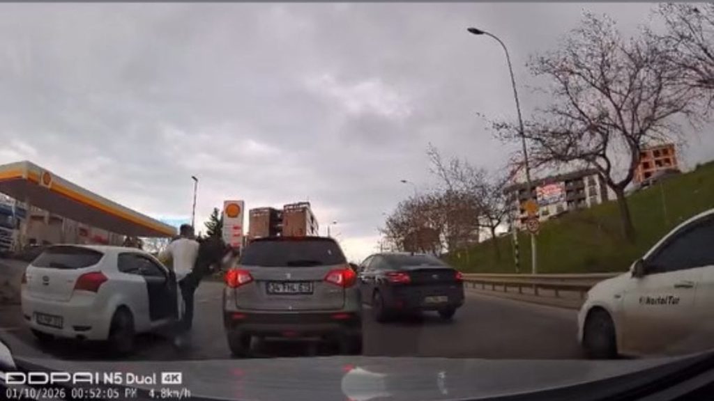 İstanbul’da yol verme tartışması: Aracın tekmelediği anlar kameraya yansıdı