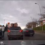 İstanbul’da yol verme tartışması: Aracın tekmelediği anlar kameraya yansıdı