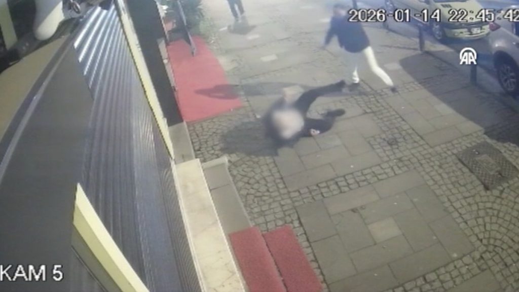 İstanbul’da yolda yürüyen kişiye tekmeli saldırı