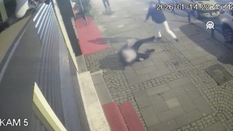 İstanbul’da yolda yürüyen kişiye tekmeli saldırı
