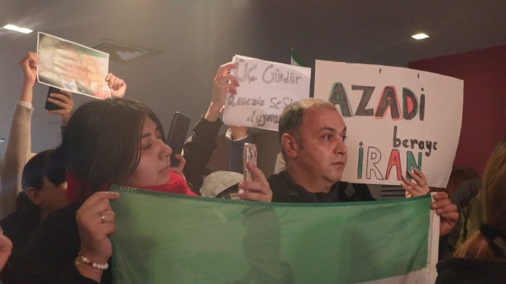 İstanbul’daki İranlılardan ülkelerindeki protestolara destek açıklaması